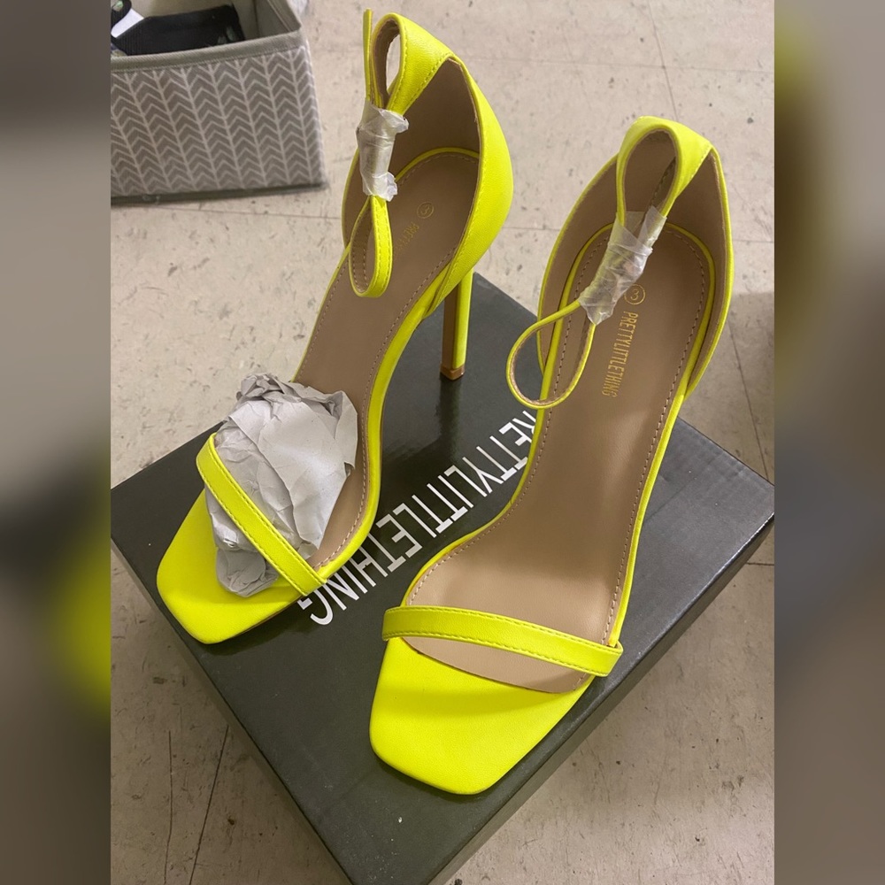 Square toe strappy shoe